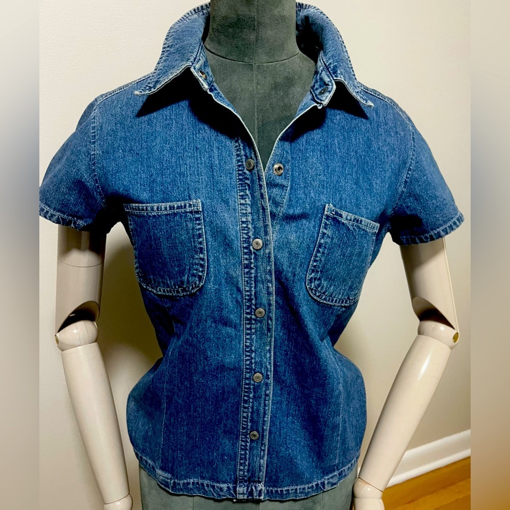 Short sleeve denim chambray Gap top with snap buttons.